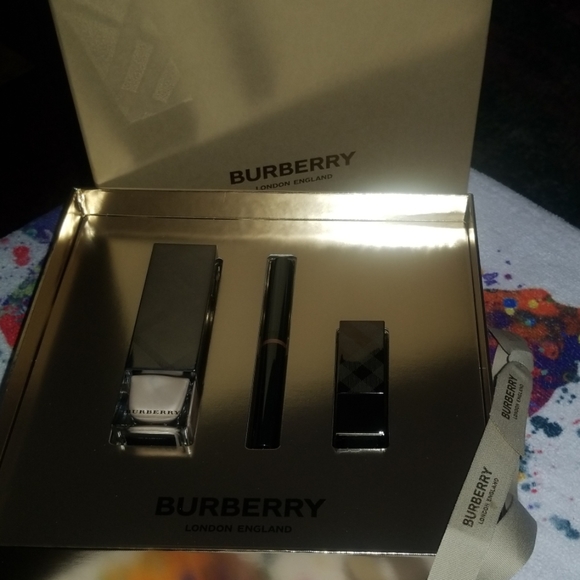 Burberry Beauty Set - Picture 7 of 8